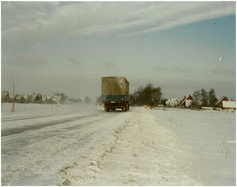 Schneeglätte auf einer Bundesstrasse