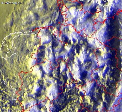 Beispiel-Satellitenbild (sichtbarer Kanal) mit Schauerbewölkun