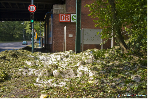 Hagelansammlungen am Bahnhof in Essen-Katernberg