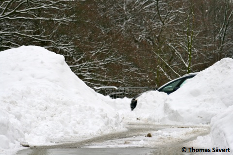 Hinter die aufgekehrten Schneehaufen konnte sich manches Fahrzeug gut verstecken (Velbert-Neviges am 21.12.2010)
